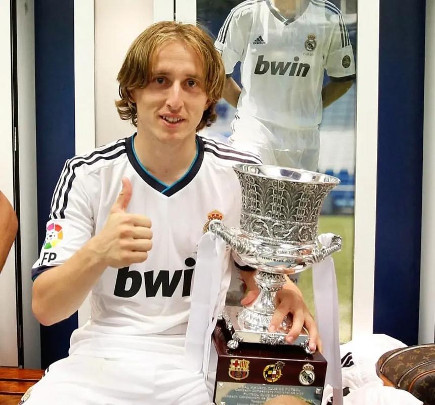 “慕容世家”资料片现已震撼开启，女侠一剑舞天龙！